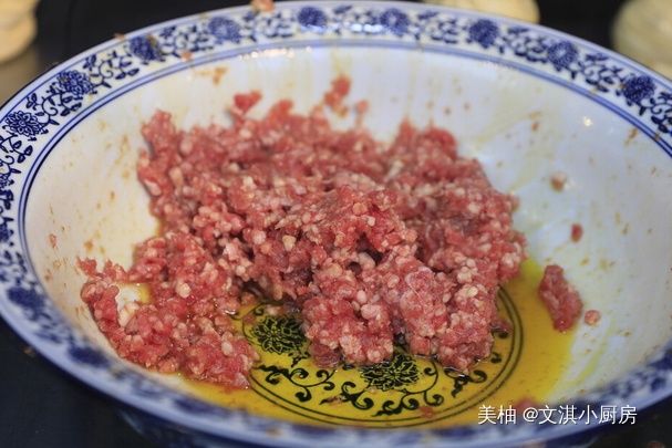 调肉馅时，最忌放料酒去腥，大厨教你一招，肉馅鲜嫩多汁，没腥味