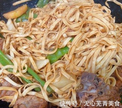 面条|排骨豆角焖面这么做最好吃，一般人我不告诉他！