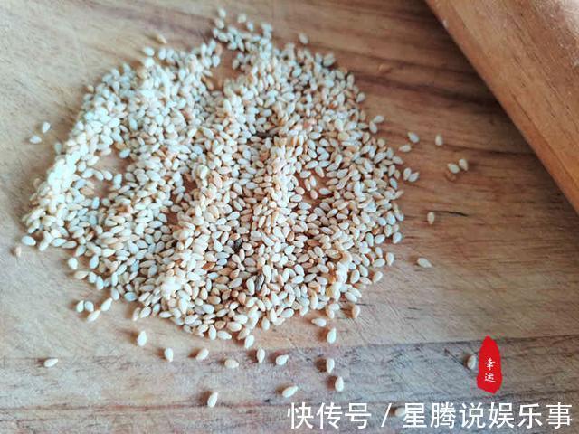 酵母粉|不沾手发面饼外面酥脆,里面柔软,有葱香芝麻香和花椒的清香