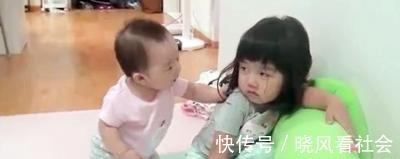 弟弟|4岁姐姐正看电视,1岁弟弟过来百般阻挠,接下来姐姐的表情亮了