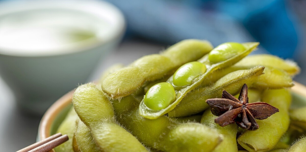 煮毛豆时,牢记3个小技巧,毛豆翠绿好吃,不发黄还特别入味