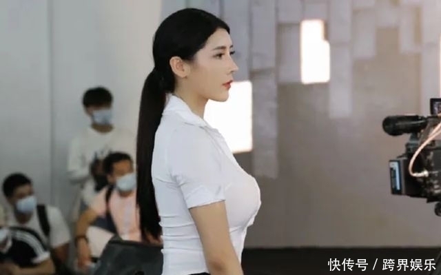 焦点|骨感已过时?健美赛,礼仪小姐的沙漏身材成焦点,坚持运动成就她