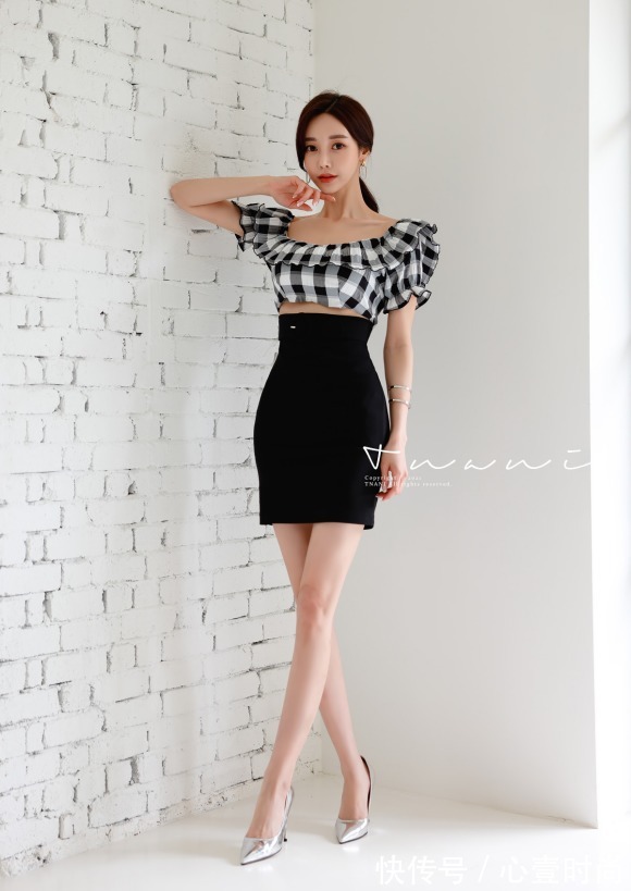 包臀裙|女神孙允珠高清时尚搭配:花束格纹层叠梦蕊黑白包臀裙