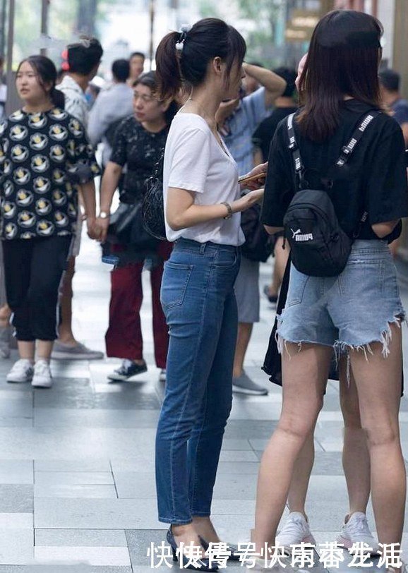 修炼|选用了V型领的剪裁,配色清爽减龄,突显知性干练美