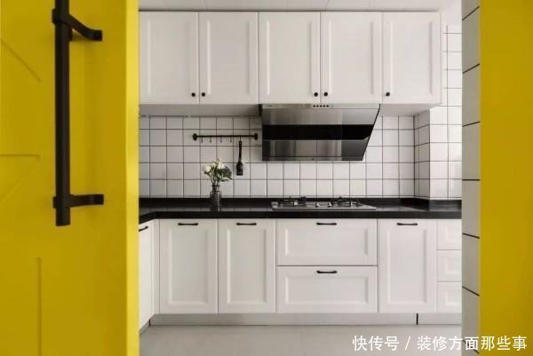 玄关|145平北欧风三居室黑板墙+黄色谷仓门，成了餐厅中一道风景线