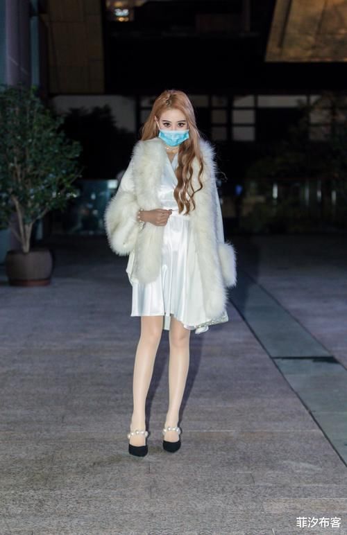 一双高跟鞋,在冬天的时尚搭配中,高级不做作很有时髦感