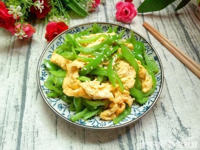 尖椒炒鸡蛋第1步放油就错了,难怪不嫩不香,看大厨教你正确做法