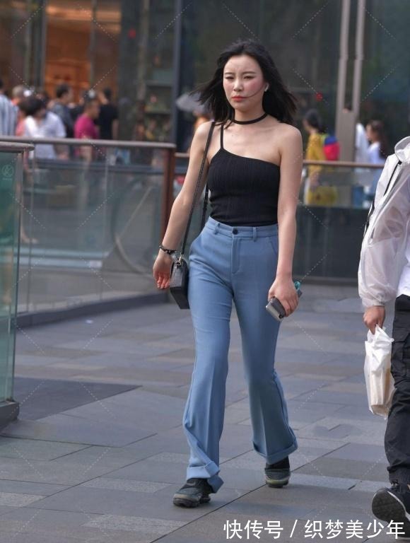 气质|个性女生的穿搭,单吊带衫配直筒裤,穿出了惊艳的美,气质迷人