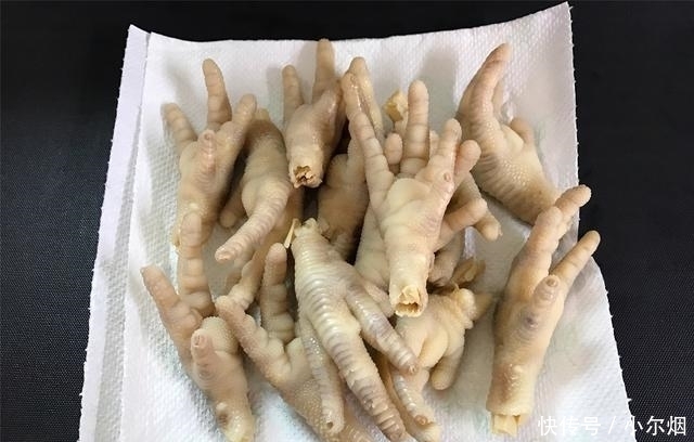 夏天鸡爪最好吃的做法,酸辣爽口入味,下酒下饭,越啃越过瘾