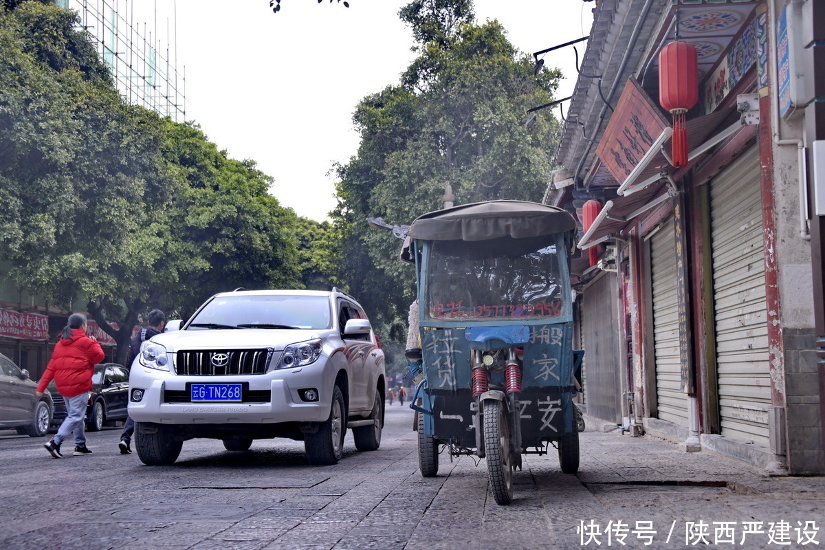 建水古城扫街照片【严建设】