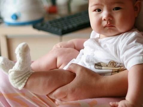 父母|4种对婴幼儿有伤害的行为，父母要注意，不管多喜爱也要制止