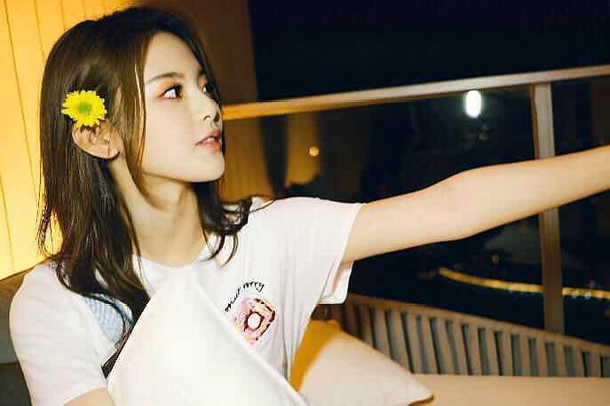 杨超越再次被综艺节目邀请,这次不但没有争议反而是期待