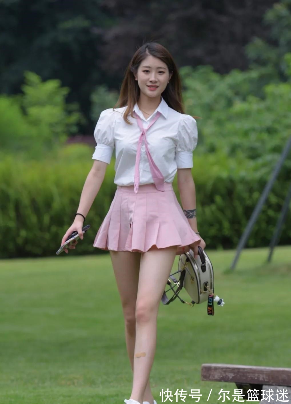 衬衣 白色淑女款衬衣,搭配时尚百褶半身裙,温柔青春造型绝美!