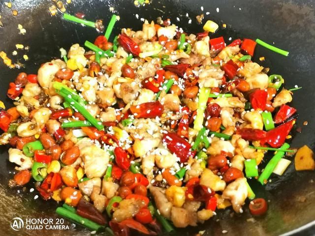 辣子鸡|鸡腿肉这样做，外酥里嫩，香辣过瘾，一大盘都不够吃