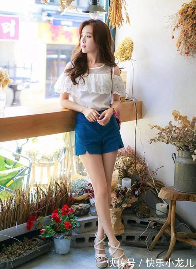 吊带裙 一字肩黑丝袜吊带裙,黑白搭配经典又时尚,内外开叉的设计