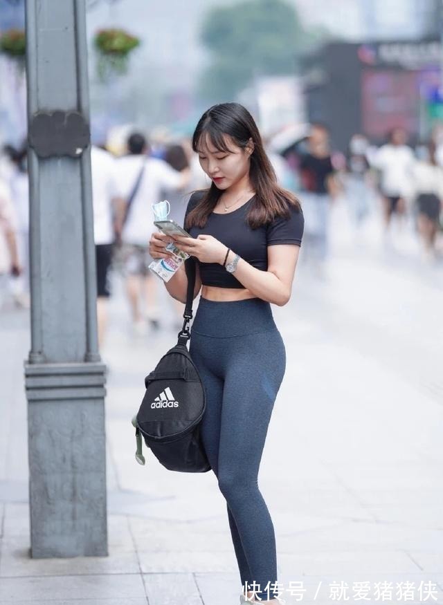 搭配|健美裤穿出时尚自然美，给人随性洒脱的感觉