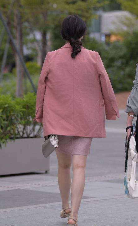 职业|职业女性穿连衣裙，搭配西装外套，美观大方又不失女性风韵