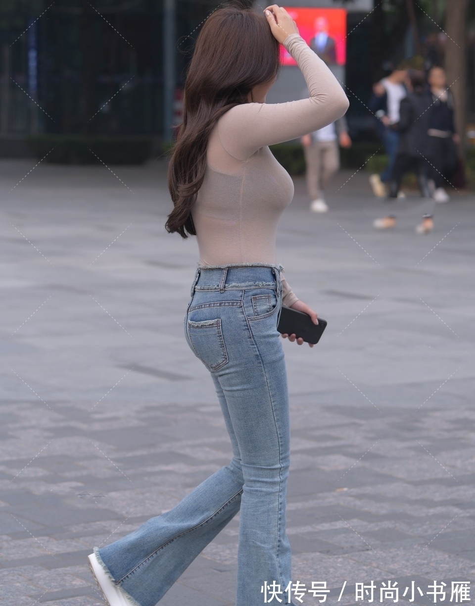 街拍 毛边喇叭牛仔裤,微胖女孩都爱穿,因为修身显瘦的效果特别好