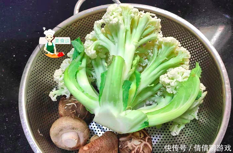 此两样素菜一起炒,不放肉也很鲜甜,营养高热量低,春天吃特营养