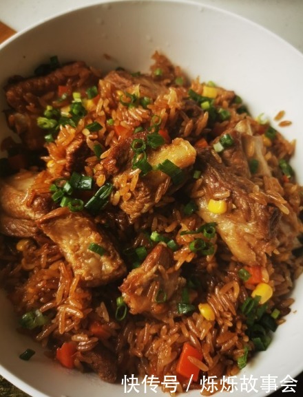 排骨焖饭,直接把排骨连带汤汁倒入米中焖熟