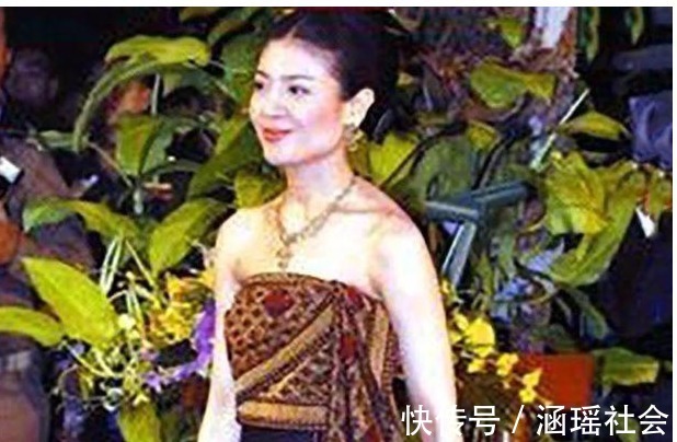 写真!泰国最美王妃被废前夕设计师跪地给她整理衣服,纵容娘家人圈钱