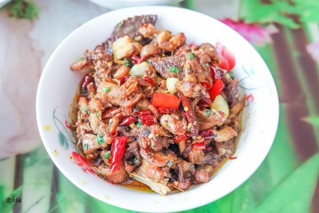 三爷爷家请吃饭,满满一桌农家菜,煮了2锅米饭,大伙吃了个精光