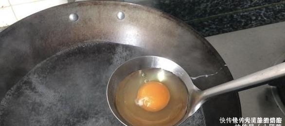 煮荷包蛋时,总有白沫易散开大厨教您1招,完整嫩滑不粘锅