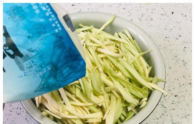 大盘|天热了，茄子别再炒着吃，试试这种吃法，不炒不蒸，一大盘不够吃