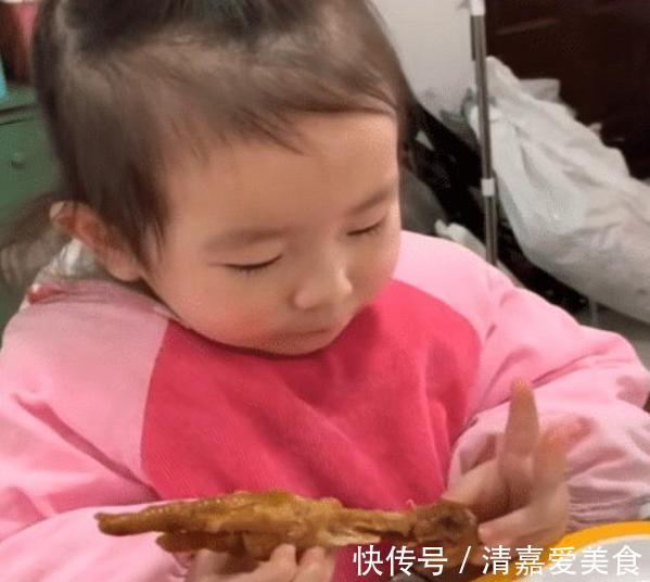 孩子|“突然就不香了”,3岁女宝啃鸡爪,低头一看发现有点“眼熟”