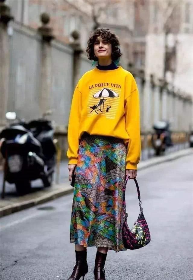 卫衣下面尽量别配小黑裤了今年明星都在这样穿，这也太时髦了吧