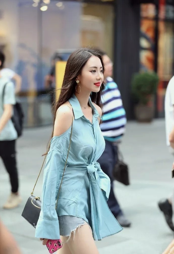 街拍：高跟鞋时尚穿搭，带给女性优雅与自信