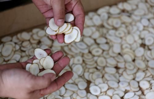 皮肤|101岁的老人,皮肤仅60岁无色斑,诀窍是不做4件事,多喝2种水