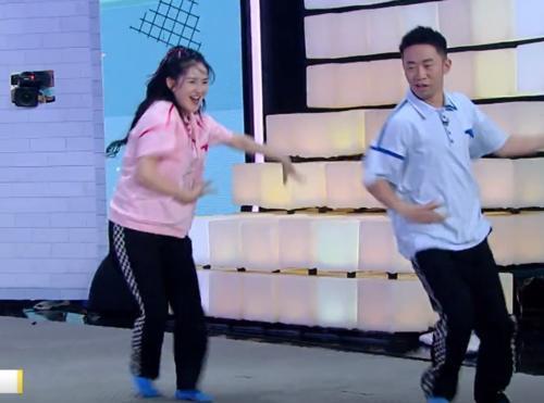 颜料|谢娜回归《快本》超热闹，丁程鑫戳赵丽颖脸蛋，手部细节暴露人品