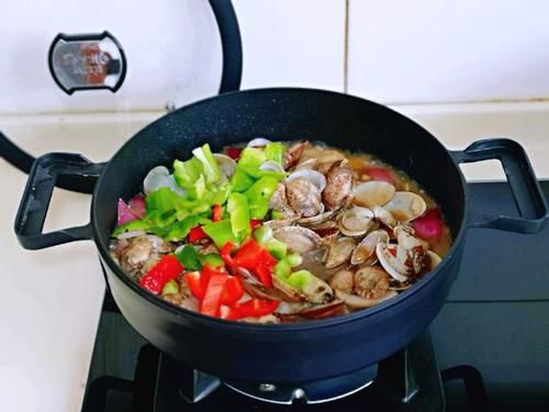 下酒菜|冬天的花蛤又鲜又肥美,和辣椒简单一炒,就是一盘下酒菜