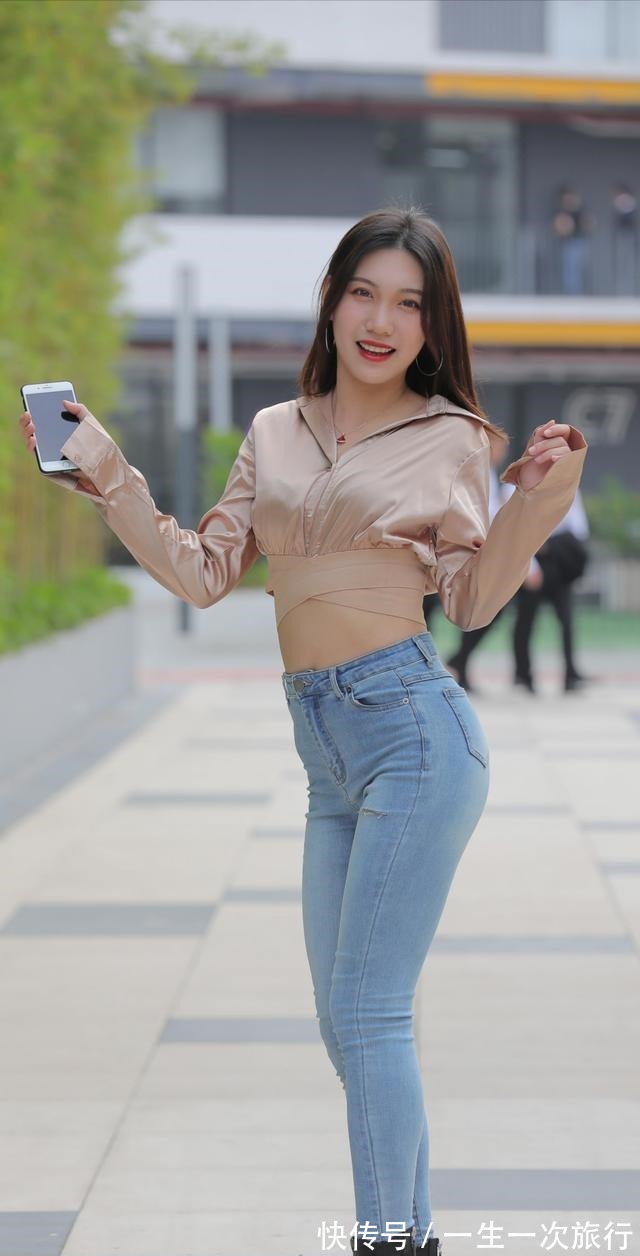 牛仔裤 浅蓝系紧身牛仔裤配浅棕系短裙，时髦而修身，气质干练而潇洒！