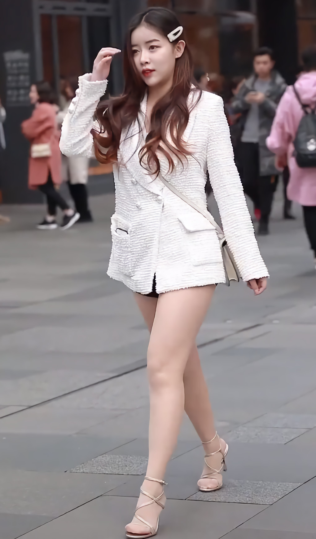 回头率|一美女把“空气”当裤子穿,回头率百分百!