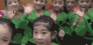 |搞笑GIF:妹纸的脸简直太魔性了,看的止不住笑