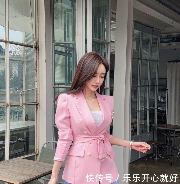 粉红|女神孙允珠粉红休闲西装搭配牛仔裤,妩媚又休闲
