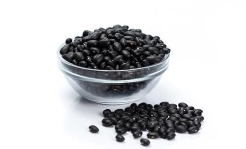 男人经常食用黑豆，可以增强四个方面的能力，煮粥煮汤都好吃