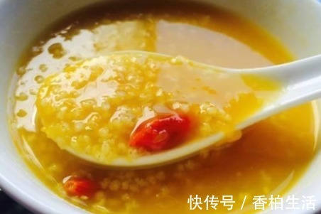 米油|煮小米粥,别直接冷水下锅煮!教你2招,米粥粘稠浓郁,米油厚厚