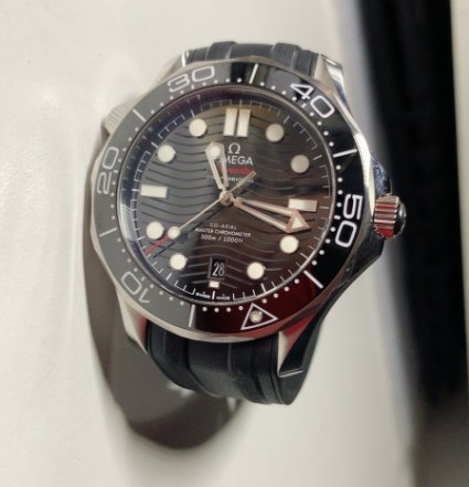 选手表舒适度很重要，30岁上班族看中欧米茄海马300胶带