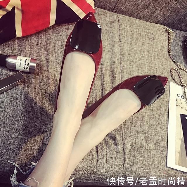 尖头 鞋子还是尖头高跟鞋穿起更有女王气质,完美的修饰脚形显脚白