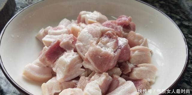 猪肉|焖猪肉的简单做法,这样做的猪肉又好吃又好看,很美味的家常菜