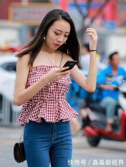 时尚|牛仔裤衬托出女性的优越身材,展现出丰满的时尚魅力