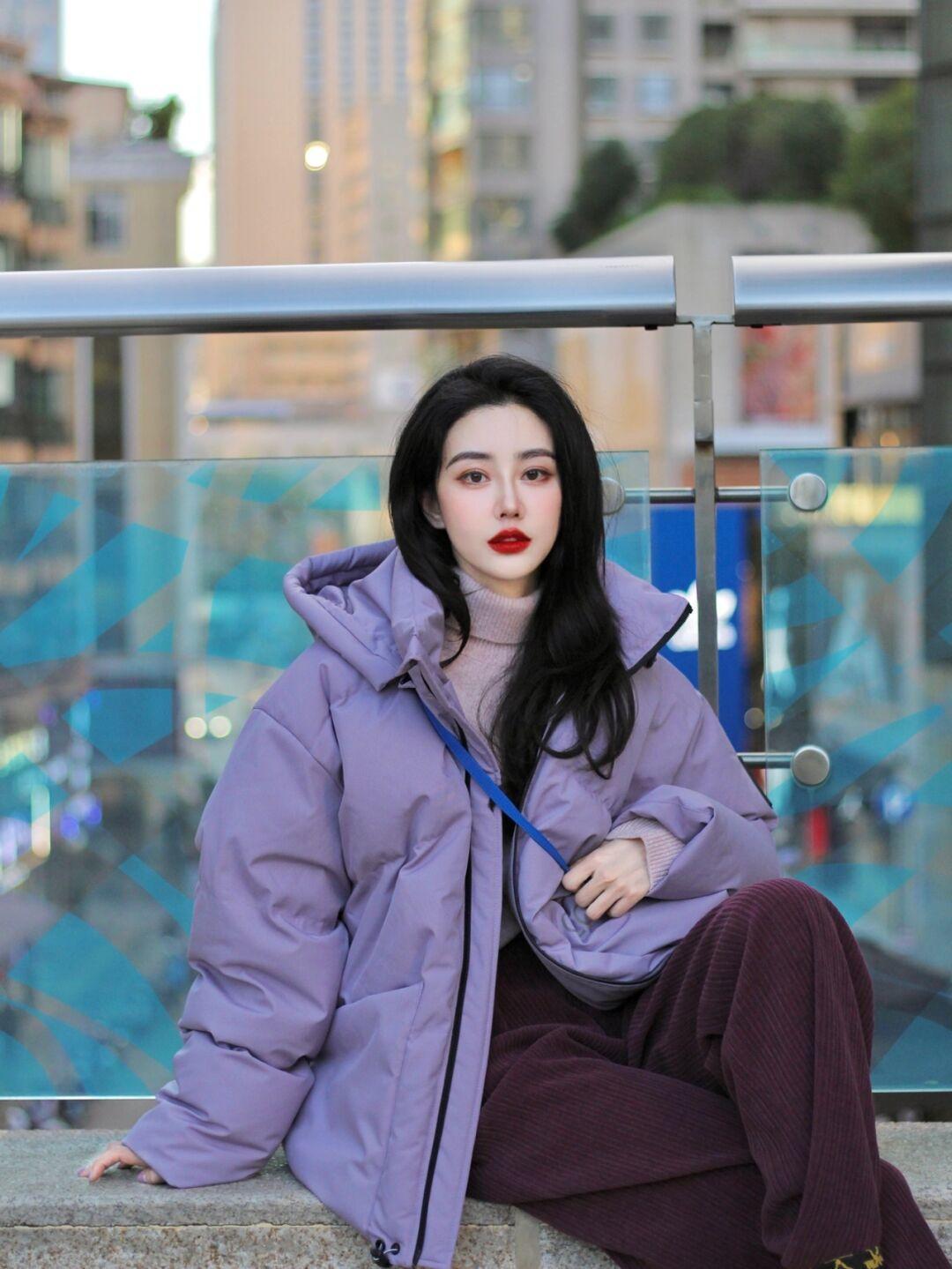 减龄 冬天穿灰色连衣裙更减龄,搭配长款外套保暖又舒适!