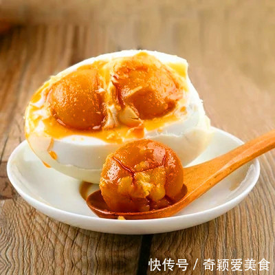 黄会|爱吃咸鸭蛋的要留意了,咸鸭蛋黄会“流油”,油到底从何而来