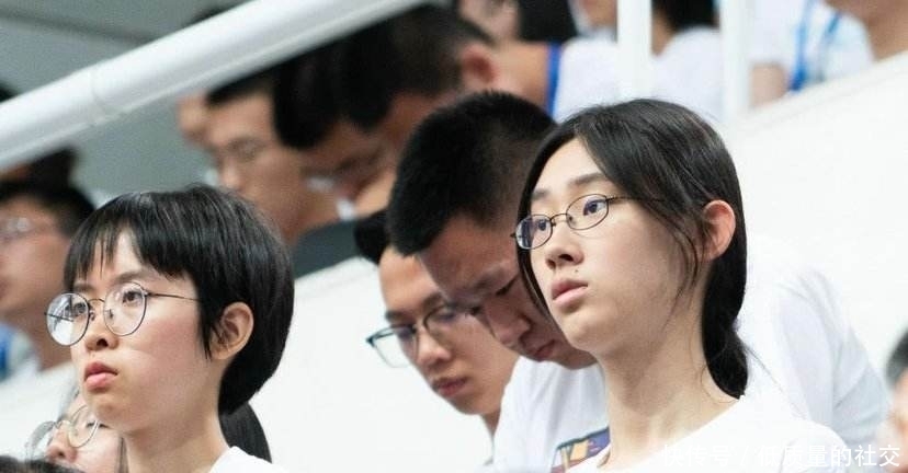 康震:武亦姝不怎么笑,深沉地看着你,过一会徐徐地吐出一句诗来