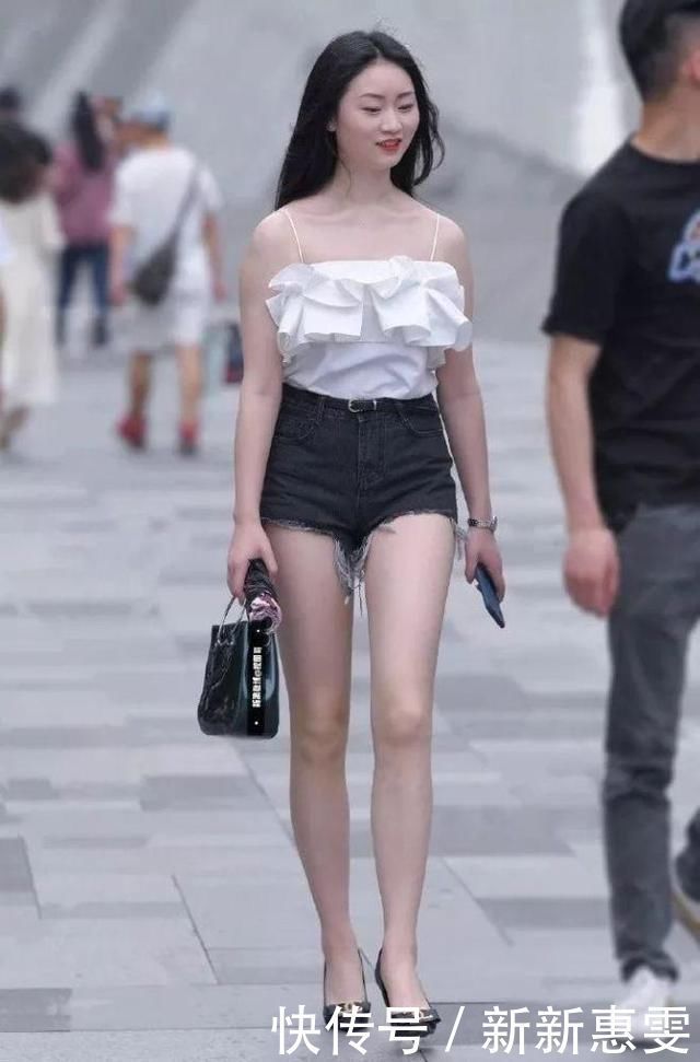 街拍美女魅力女神身穿吊带衣清新亮丽,满满的时尚感