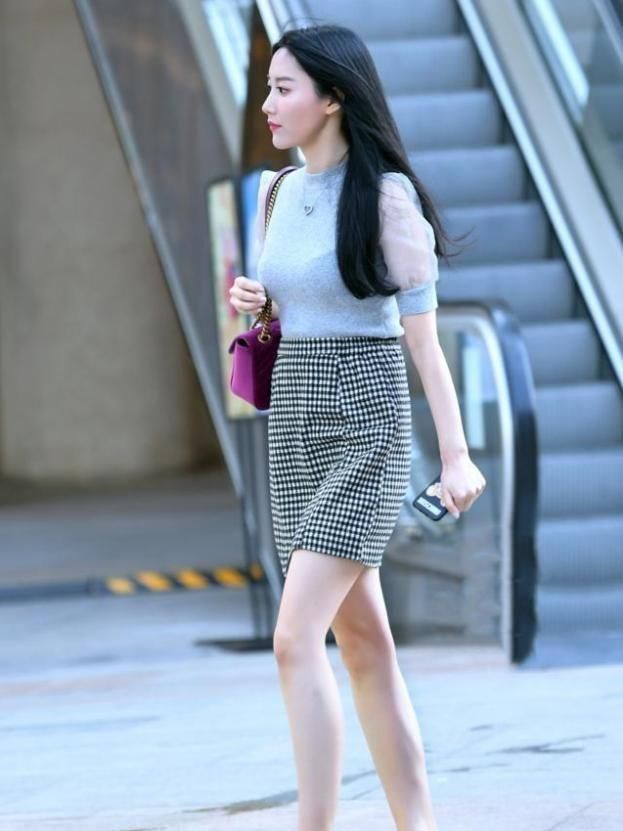 美女|街拍美女一袭时尚蕾丝吊带裙,美得如仙女一般