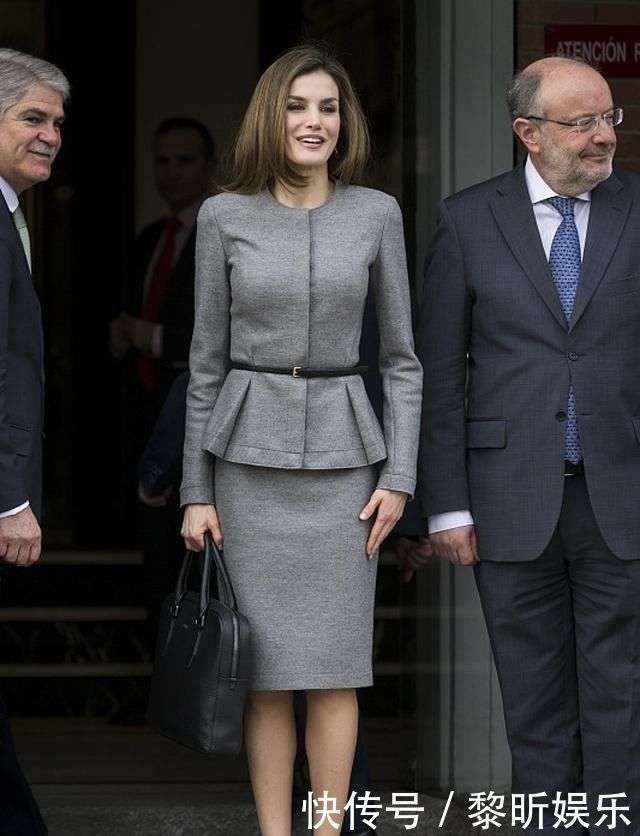 西班牙王后又穿“高级灰”,搭配蛇皮鞋和包,比时尚女魔头更洋气